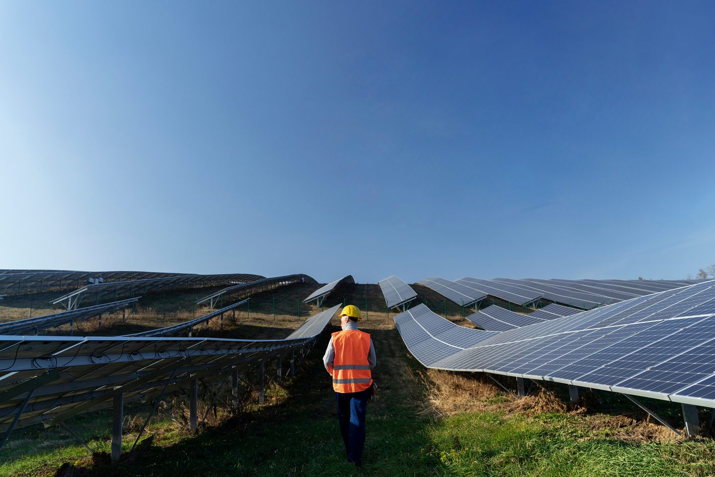 Equipe técnica em usina fotovoltaica